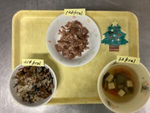 ひじきごはん・豚肉の生姜焼き・豆腐とわかめのスープ